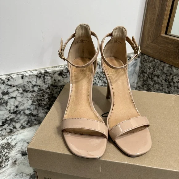 Dress Sandals - Picture 2 of 8